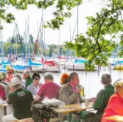 Feiertage mit Seeblick:Spandauer Pfingstkonzert an der Scharfen Lanke 